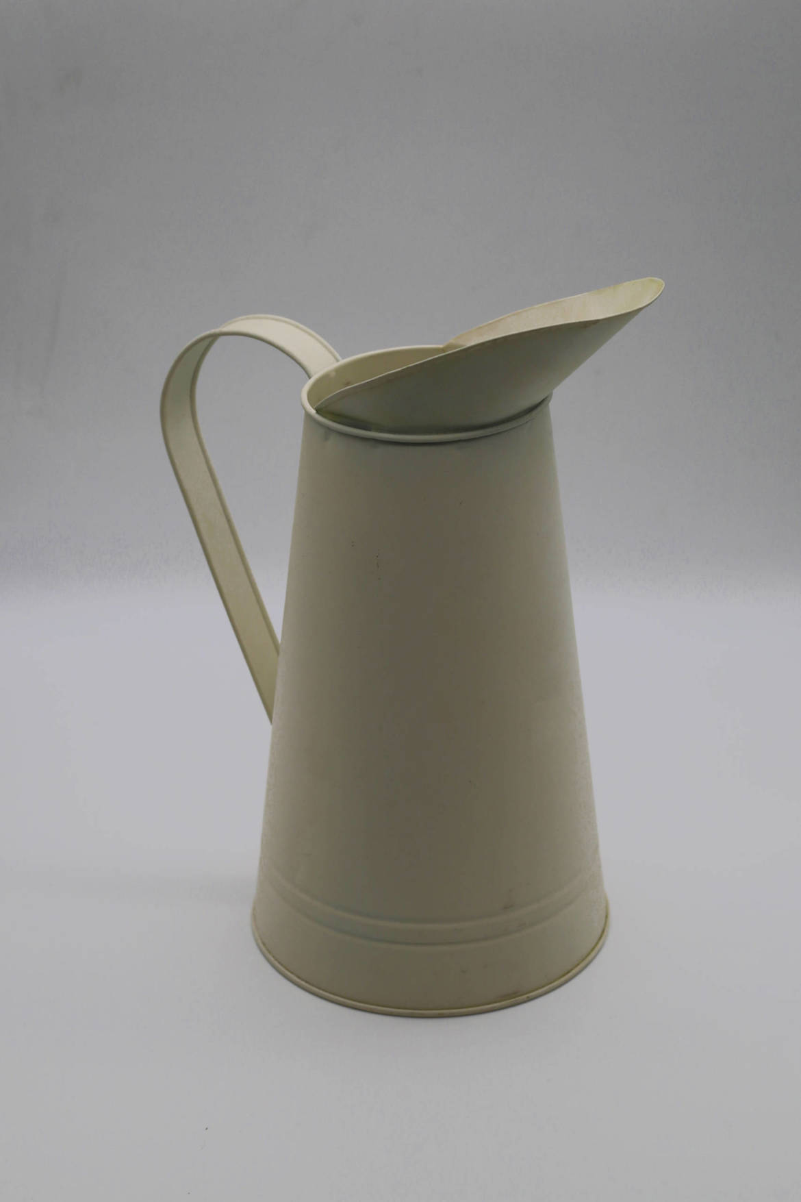 Arrosoire-metal-blanc-scaled.jpg